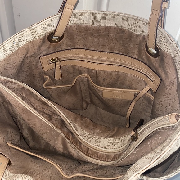 Michael Kors. The straps are in perfect condition. Smoke/Pet free home Used once - Picture 5 of 6